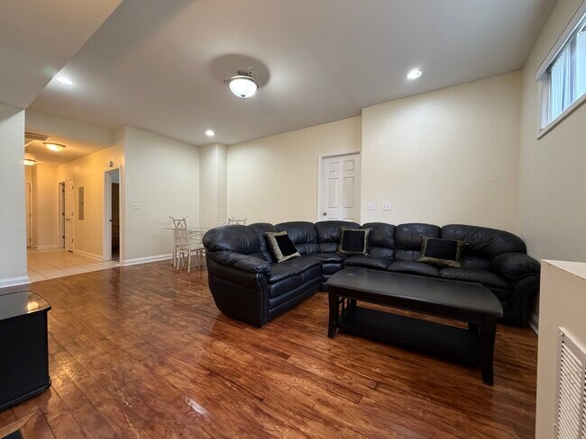 Foto del edificio - 2355 W Harrison St