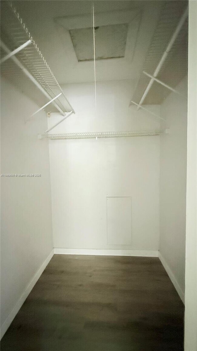 Foto del edificio - 337 NE 57th St