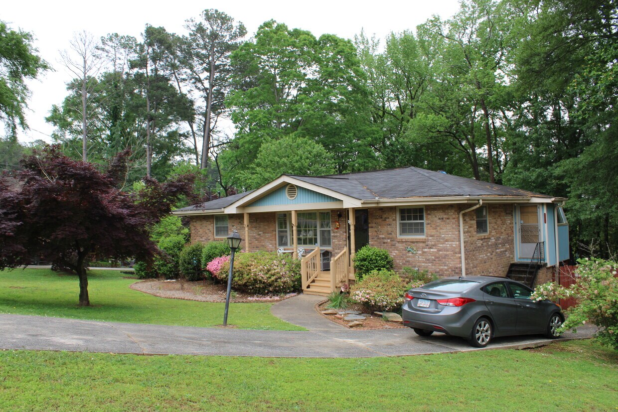 Curb - 2354 Hollyridge Dr SW