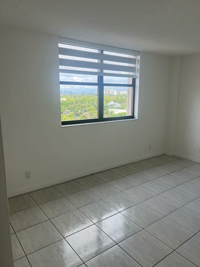 Foto del edificio - 2450 NE 135th St