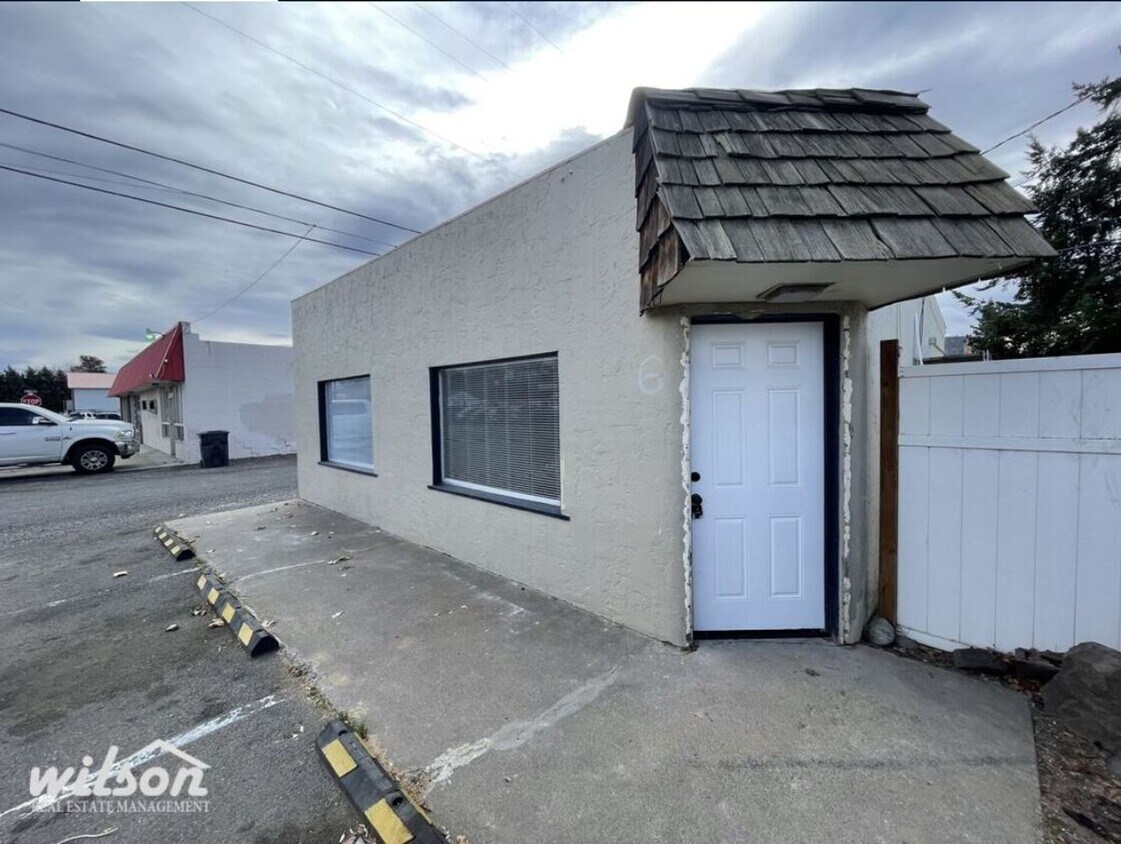 Primary Photo - 2bd/1ba Remodeled Home, Fence Backyard, Ce...