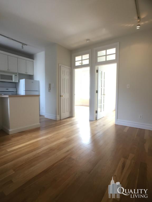 Foto del edificio - 207 W 10th St