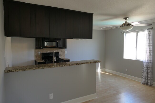 Foto del edificio - 7035 Woodley Ave