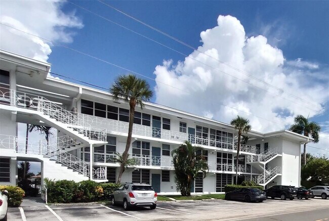 Building Photo - 2727 Yacht Club Blvd