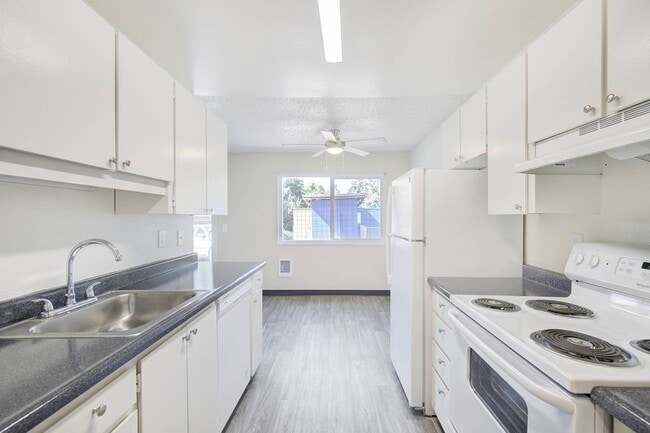 Building Photo - Royal Pines