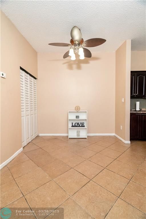 Foto del edificio - 809 NE 199th St