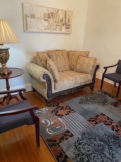 sala de estar - 213 E Hall St