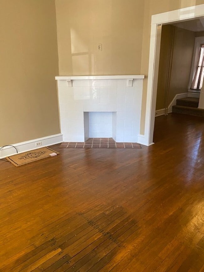 Building Photo - 3-BEDROOM 1.5-BATH ROWHOME AVAILABLE