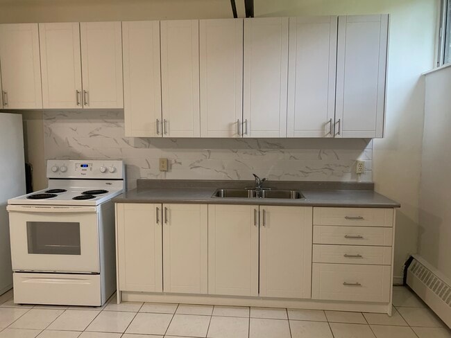 Building Photo - 75 John St W