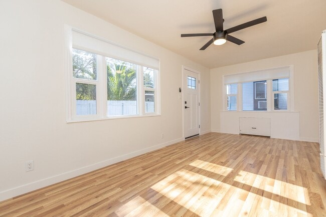 Foto del edificio - Quaint Remodeled 1 Bed / 1 Bath Bungalow in Normal Heights!