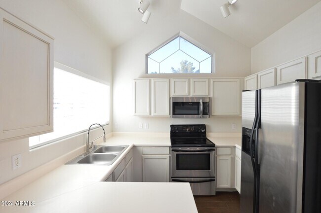 Building Photo - 1633 E Lakeside Dr