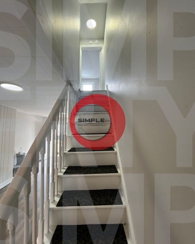 Building Photo - Three Bedroom Townhome