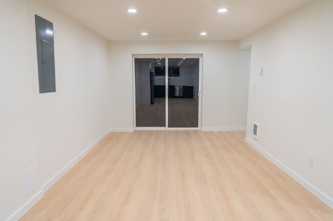 Building Photo - 4015 SW Thistle St