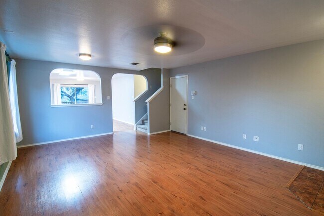 Foto del edificio - Charming 4BR House in Universal City