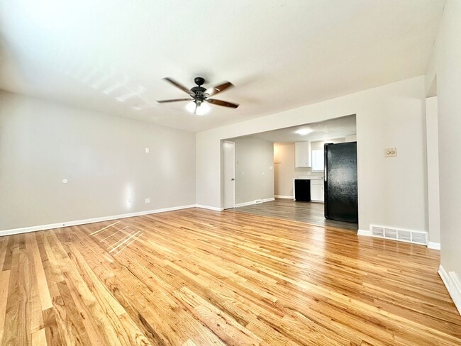 Building Photo - Modern and Spacious Duplex Style Home with...