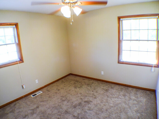 Building Photo - Alluring 3 Bedroom Home!