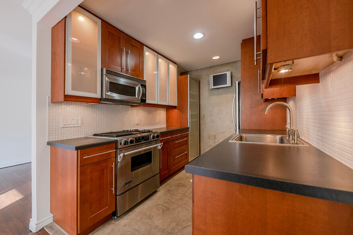 Kitchen - 1275 Havenhurst Dr