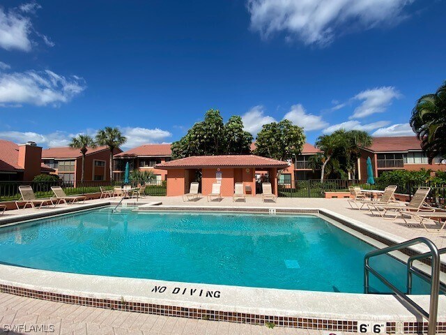 Foto del edificio - 110 Cypress Way E