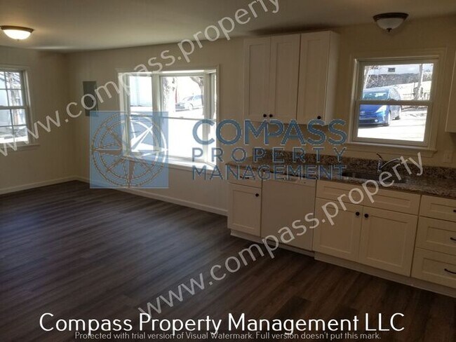 Building Photo - $1895 - 3 Bed, 1.5 Bath 1st Floor Apartmen...