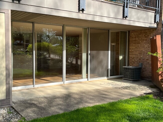 Building Photo - 6020 Oakwood Dr