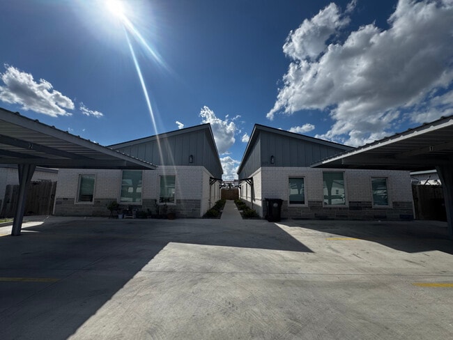 Building Photo - 1618 Playa Dr