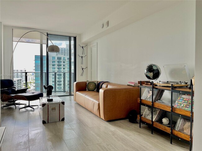 Foto del edificio - 121 NE 34th St
