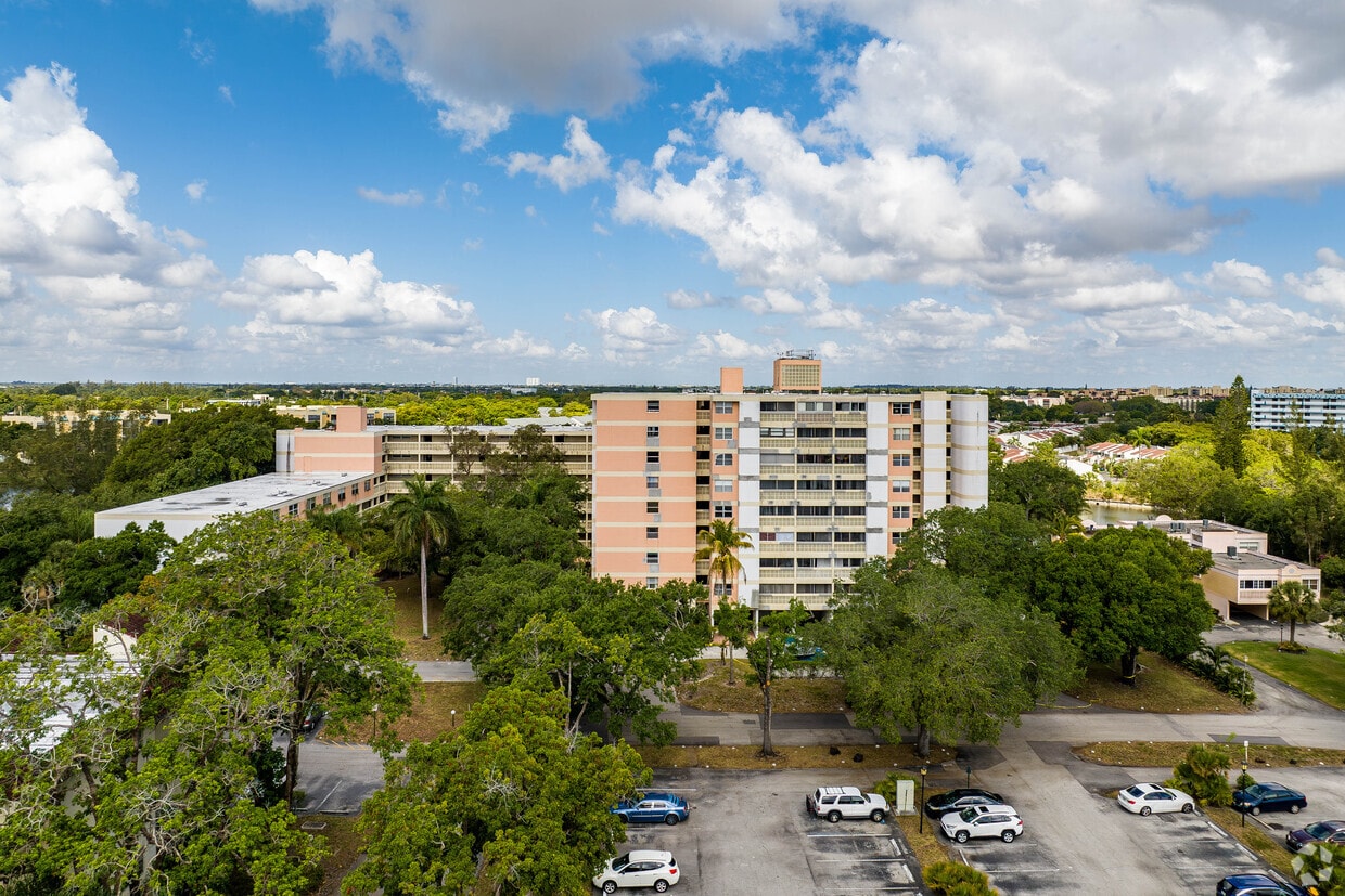 Building Photo - The Lakes of Inverrary Condominium