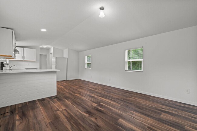 Building Photo - Newly Renovated 3 Bed 2!
