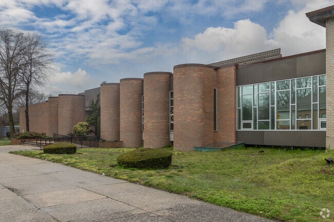 Building Photo - 94-20 Albert Rd