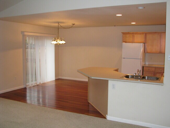 Building Photo - Four Bedroom Home in South Salem