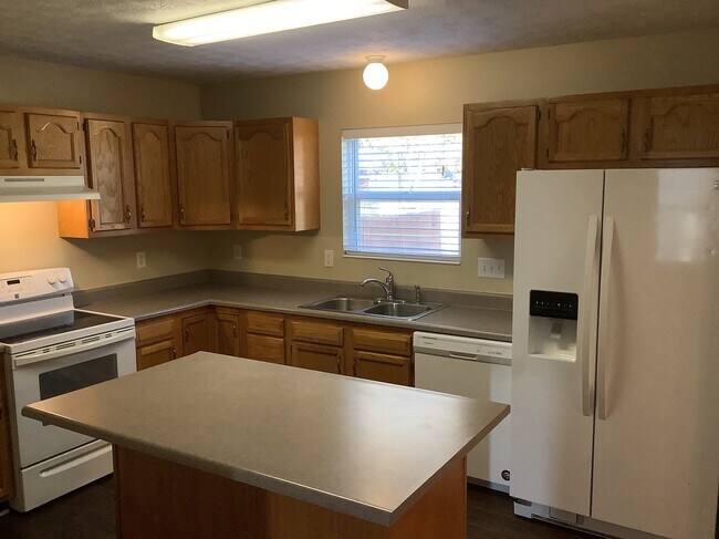 Foto del edificio - 557 Whispering Pines Pl