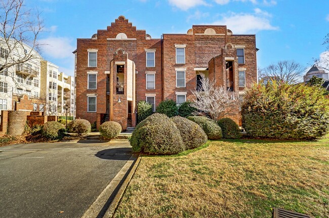 Fully Furnished Condo Uptown!! - Fully Furnished Condo Uptown!!