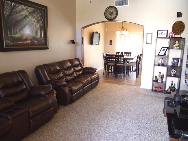 Building Photo - Northeast/Sandstone Ranch Estates 4bed/2.5bath with REFRIG A/C!