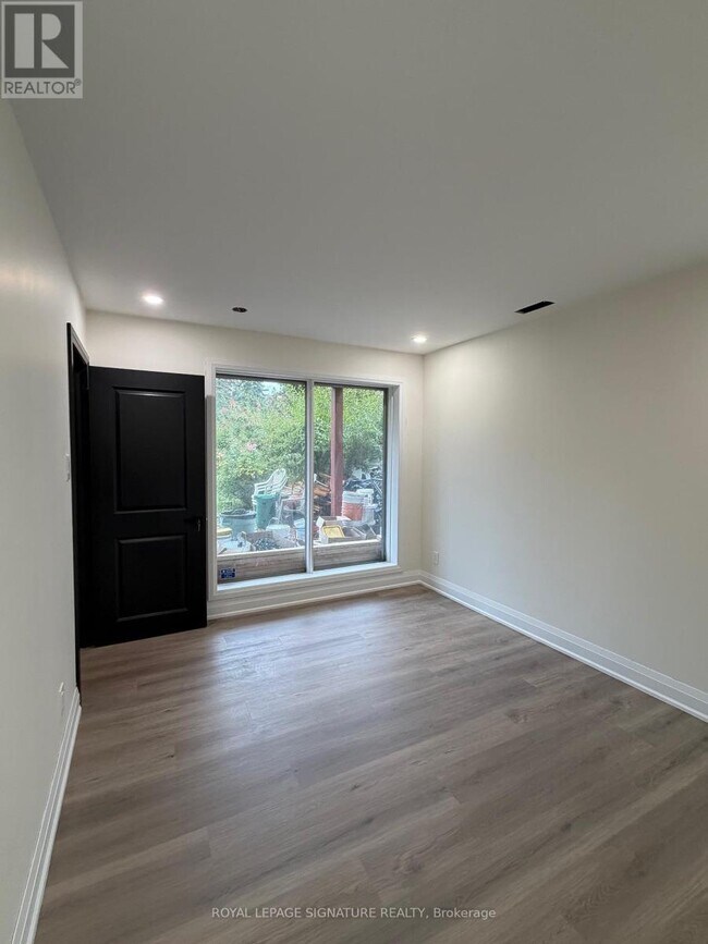 Photo du bâtiment - 3486 Grand Forks Rd