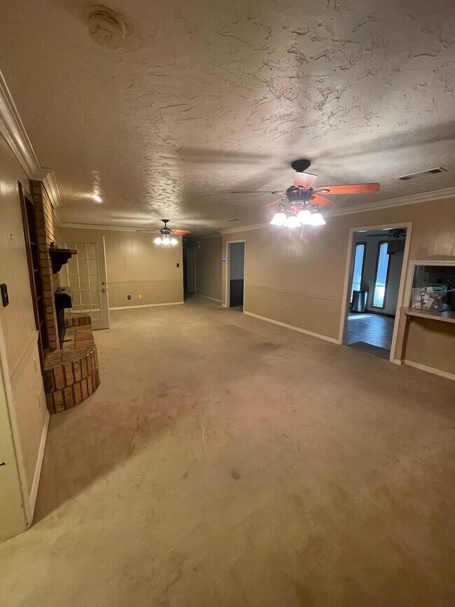 Building Photo - Gorgeous 3 Bedroom Home with Sunroom and Bonus Room!