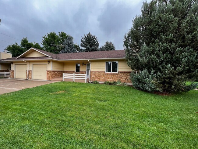 Building Photo - Spacious 3 Bed 2.5 Bath House Minutes from...