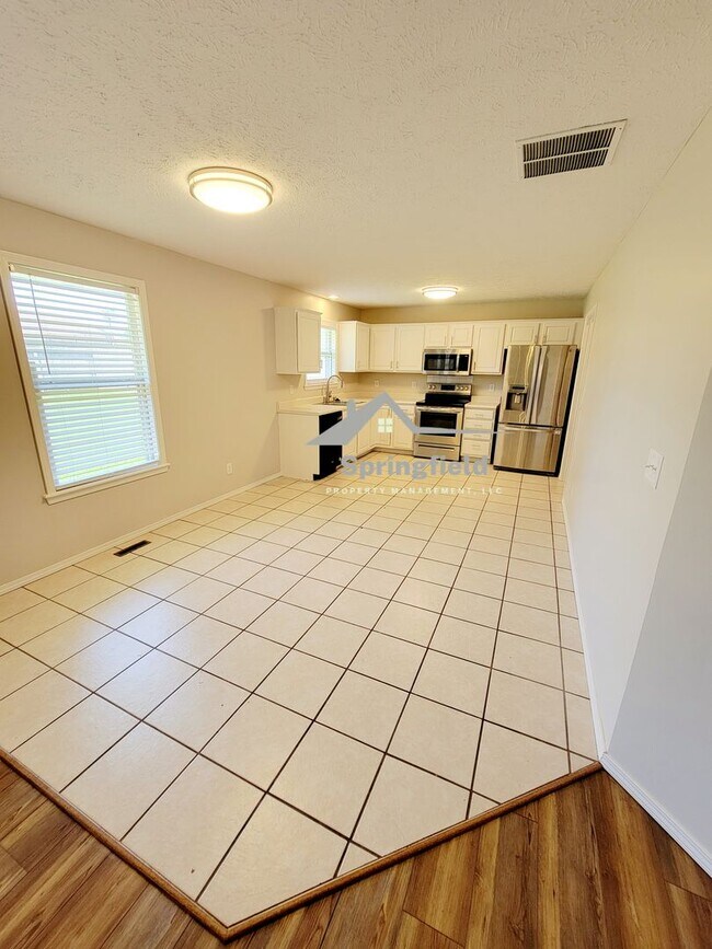 Building Photo - Great Southwest Location - Kickapoo, Chero...