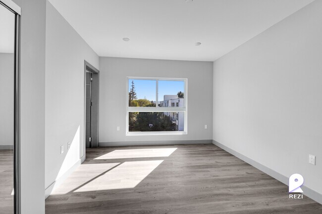 Foto del edificio - 7040 Woodman Ave