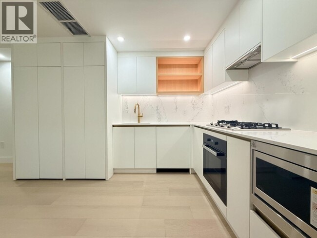 Building Photo - 918 W 32nd Ave