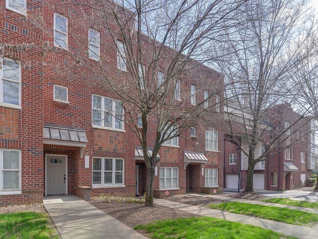 Foto del edificio - Like new town home style condo in the best zip code in Charlotte.