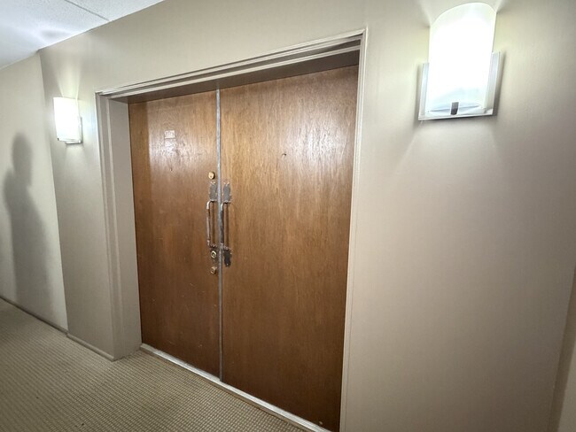 Foto del edificio - 1301 N Western Ave