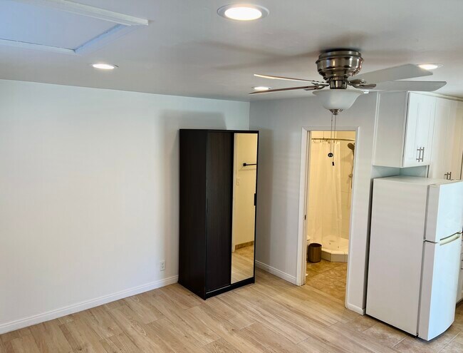 Habitación con vistas al baño - 1404 N Buena Vista St