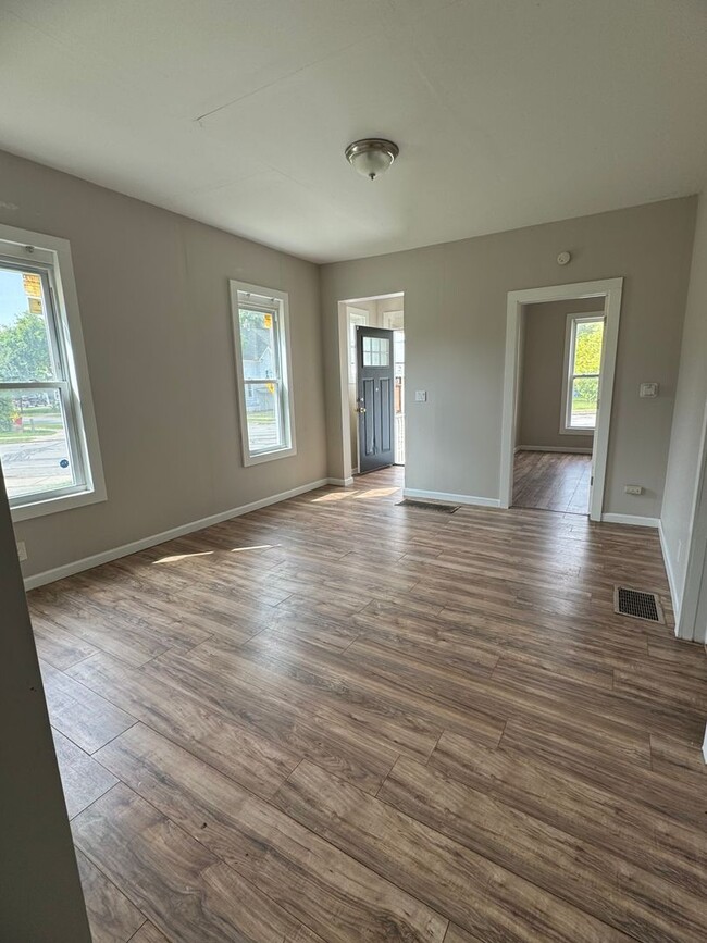 Building Photo - 572-574 Seward  T2