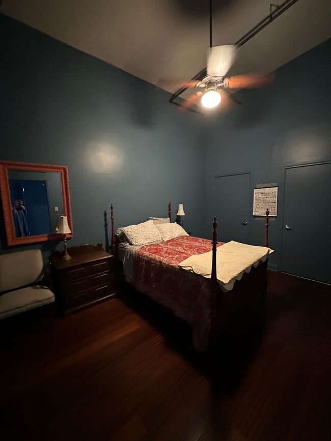 Building Photo - ***With or Without Furnishings- 1 BR/ 1.5 ...