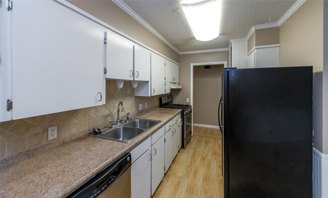 Foto del edificio - 3217 Thunderbird Ln