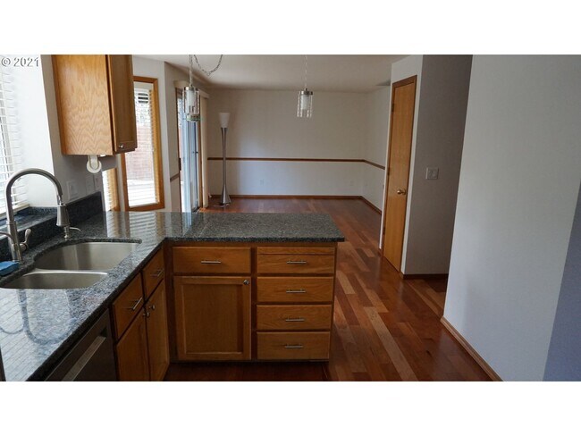 Foto del edificio - Charming 3-Bedroom Home with Covered Patio...