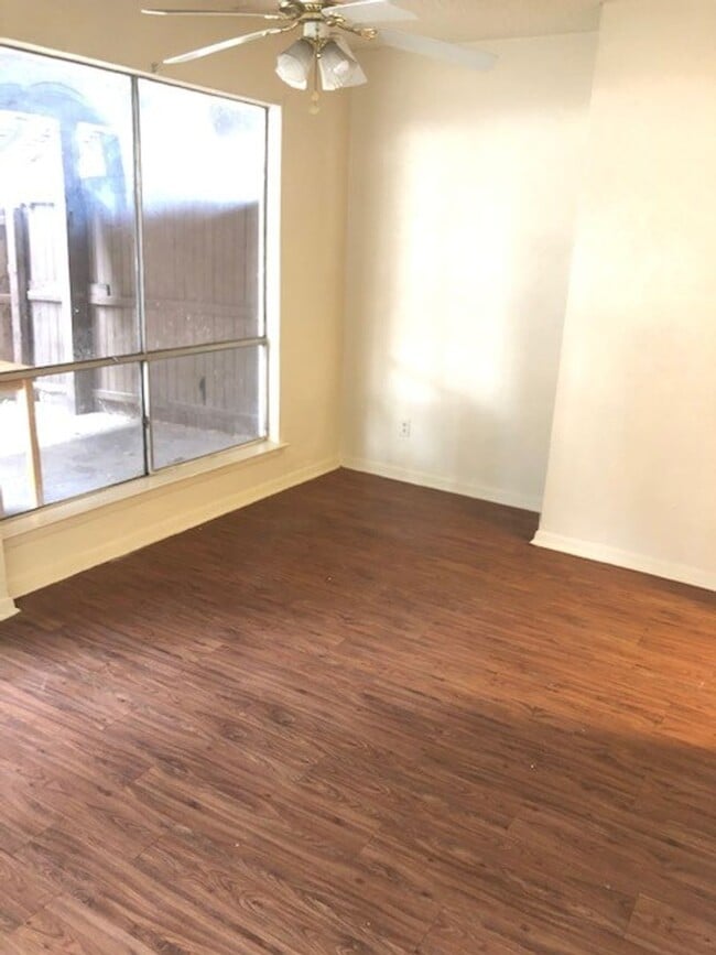 Building Photo - SUPER SPACIOUS 2 BEDROOM TOWNHOME