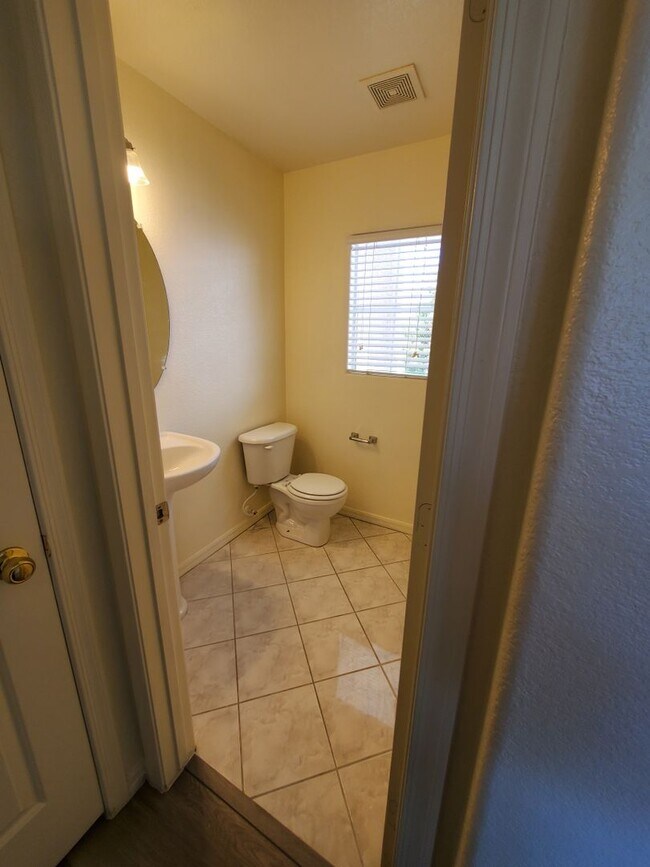 Building Photo - Summerlin 3/2.5 with huge loft