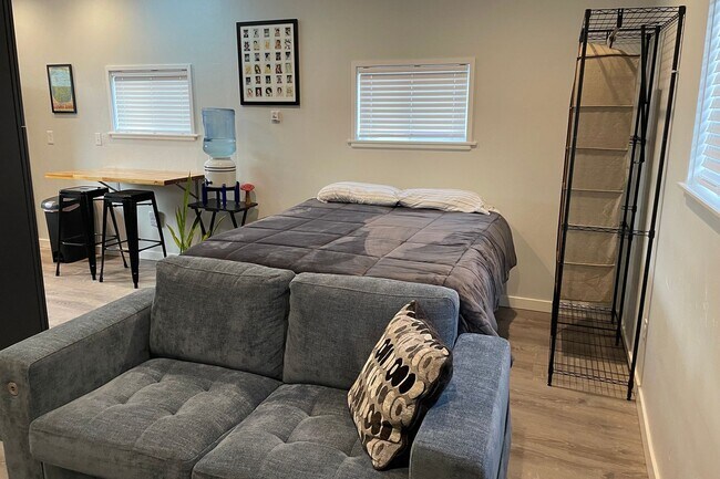 Foto del edificio - Conveniently located studio, available fur...