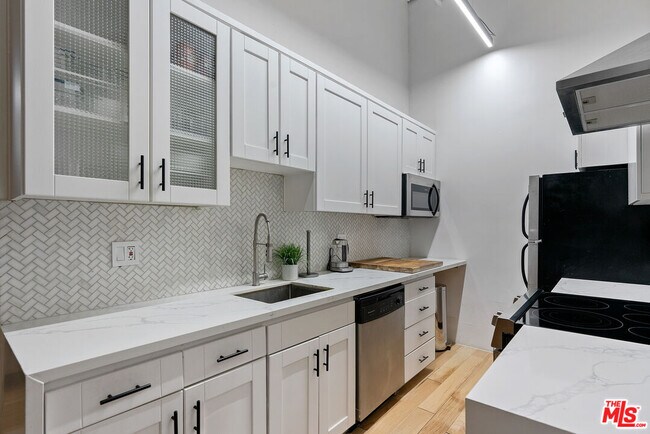 Foto del edificio - 312 W 5th St